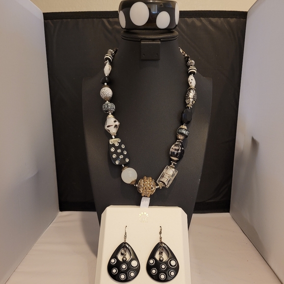 Black & White Contemporary Jewelry Set - Picture 4 of 4